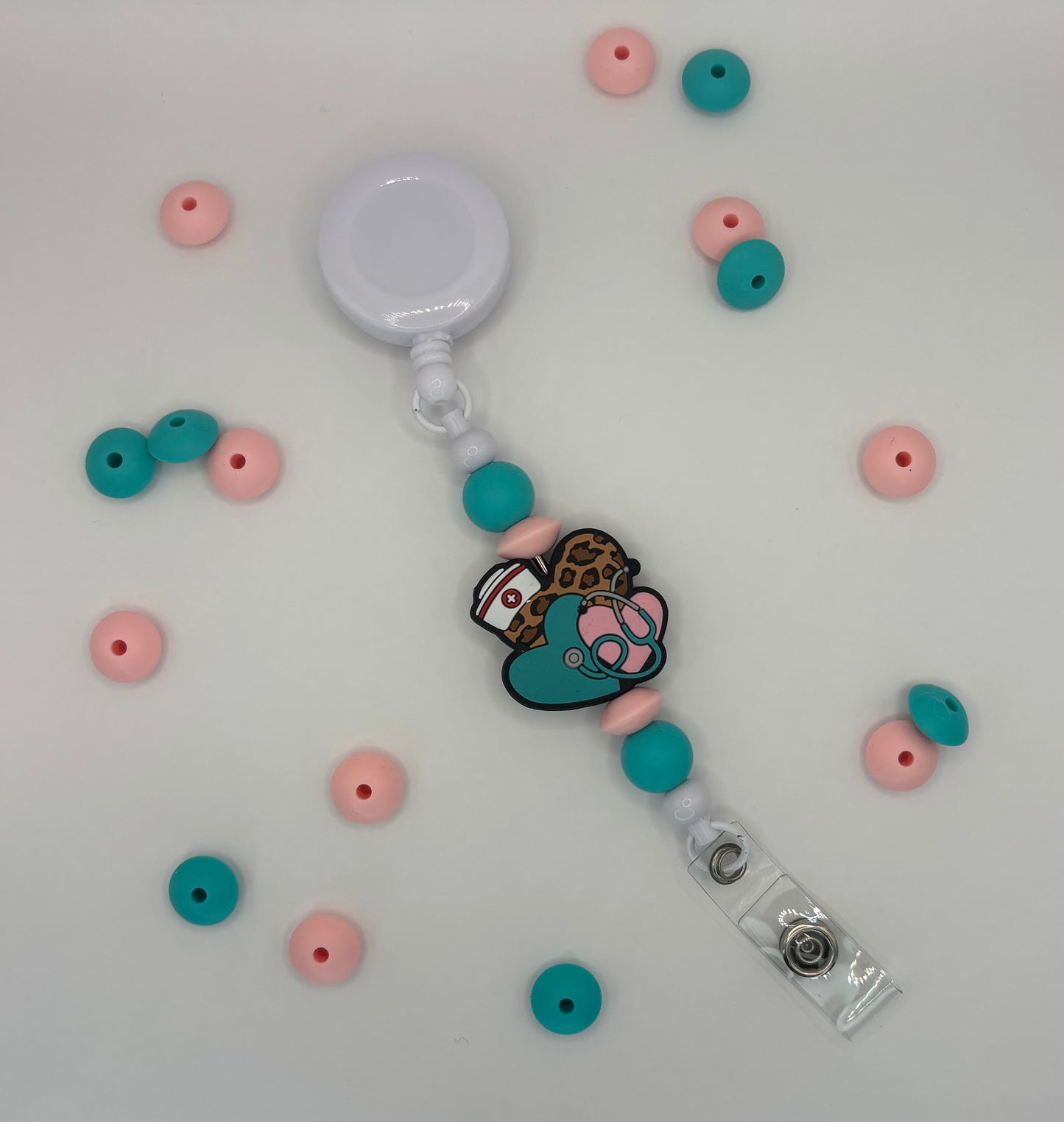 Attache rétractable pour badge