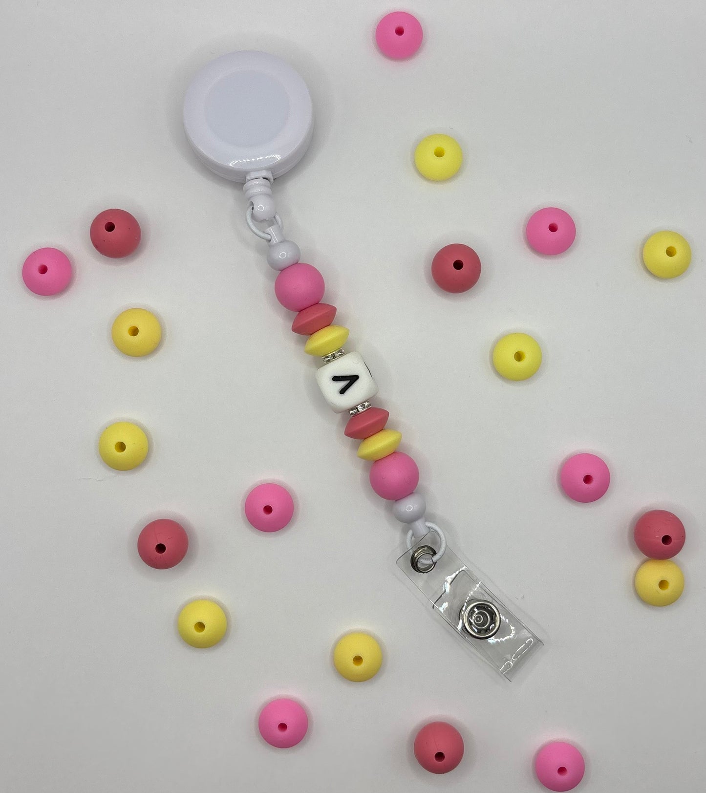 Attache rétractable pour badge