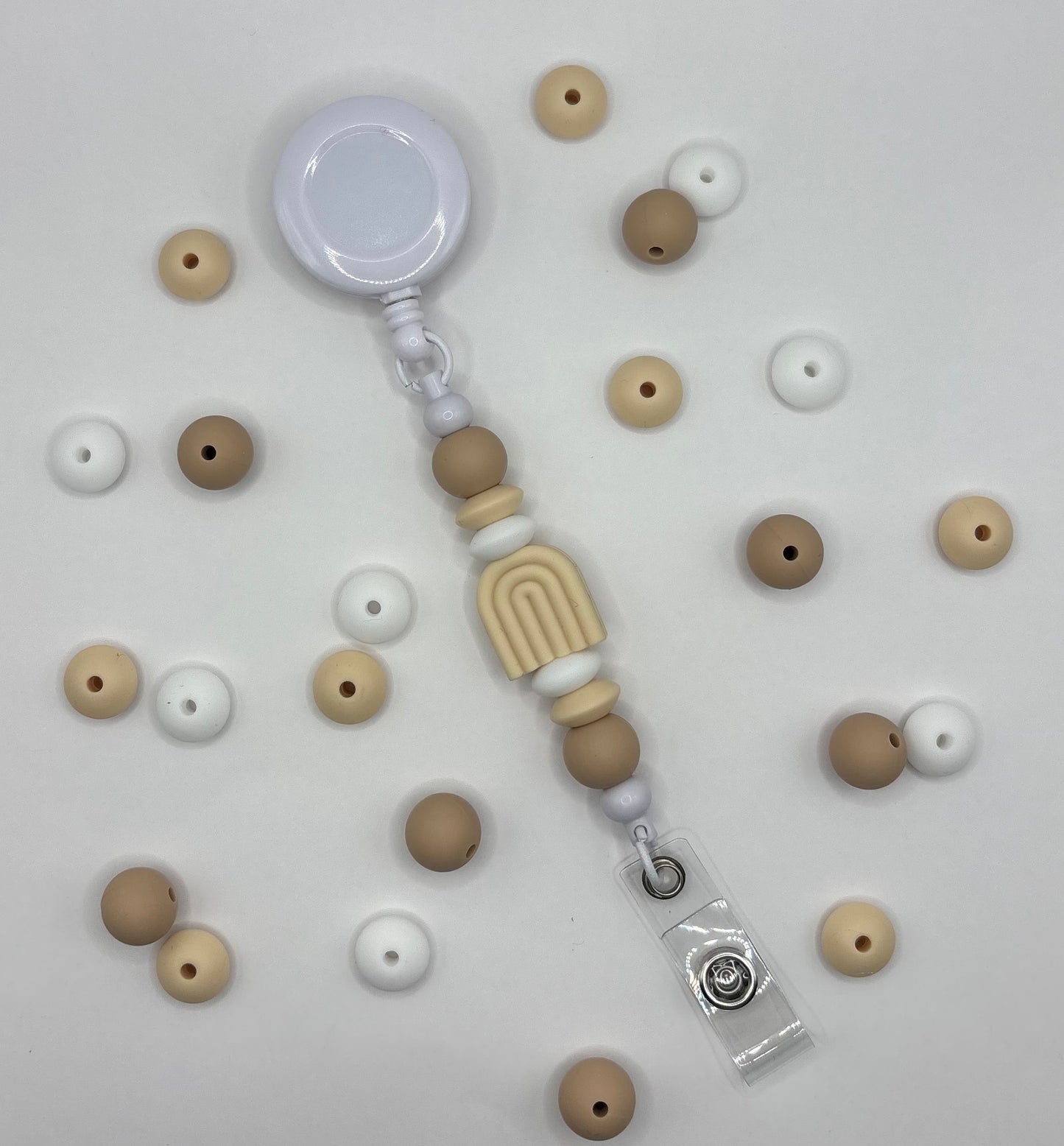 Attache rétractable pour badge