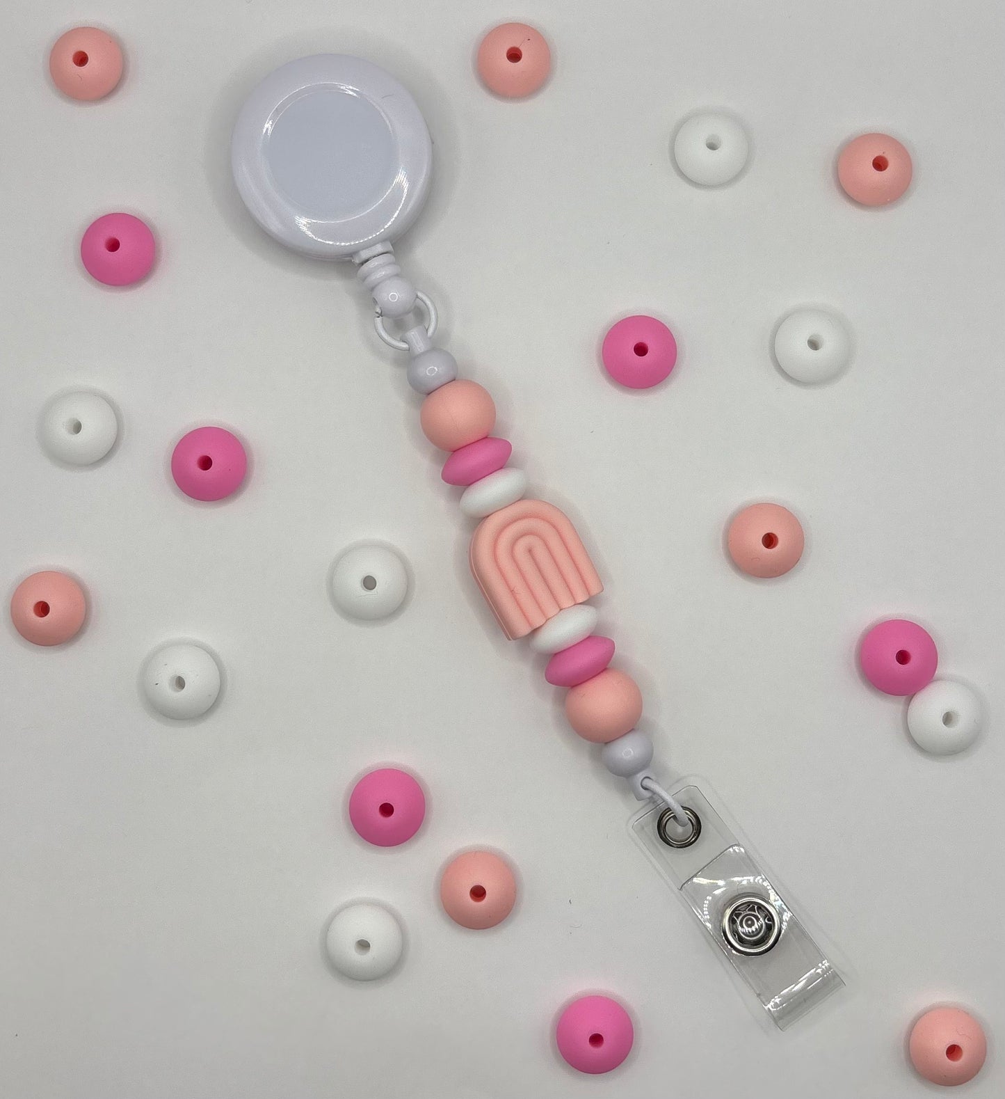 Attache rétractable pour badge