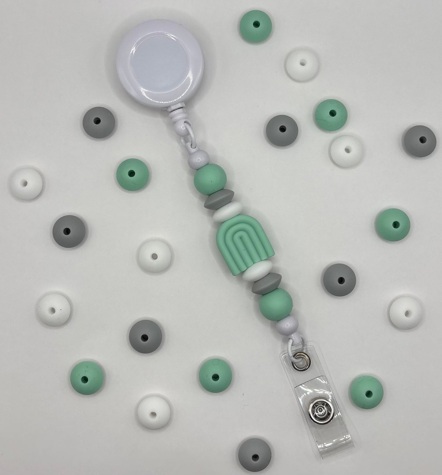 Attache rétractable pour badge