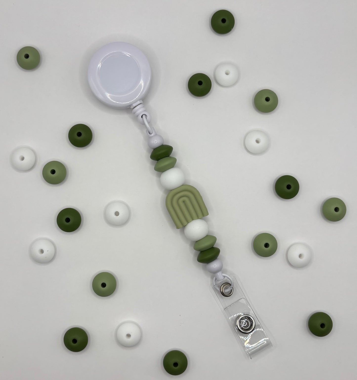 Attache rétractable pour badge