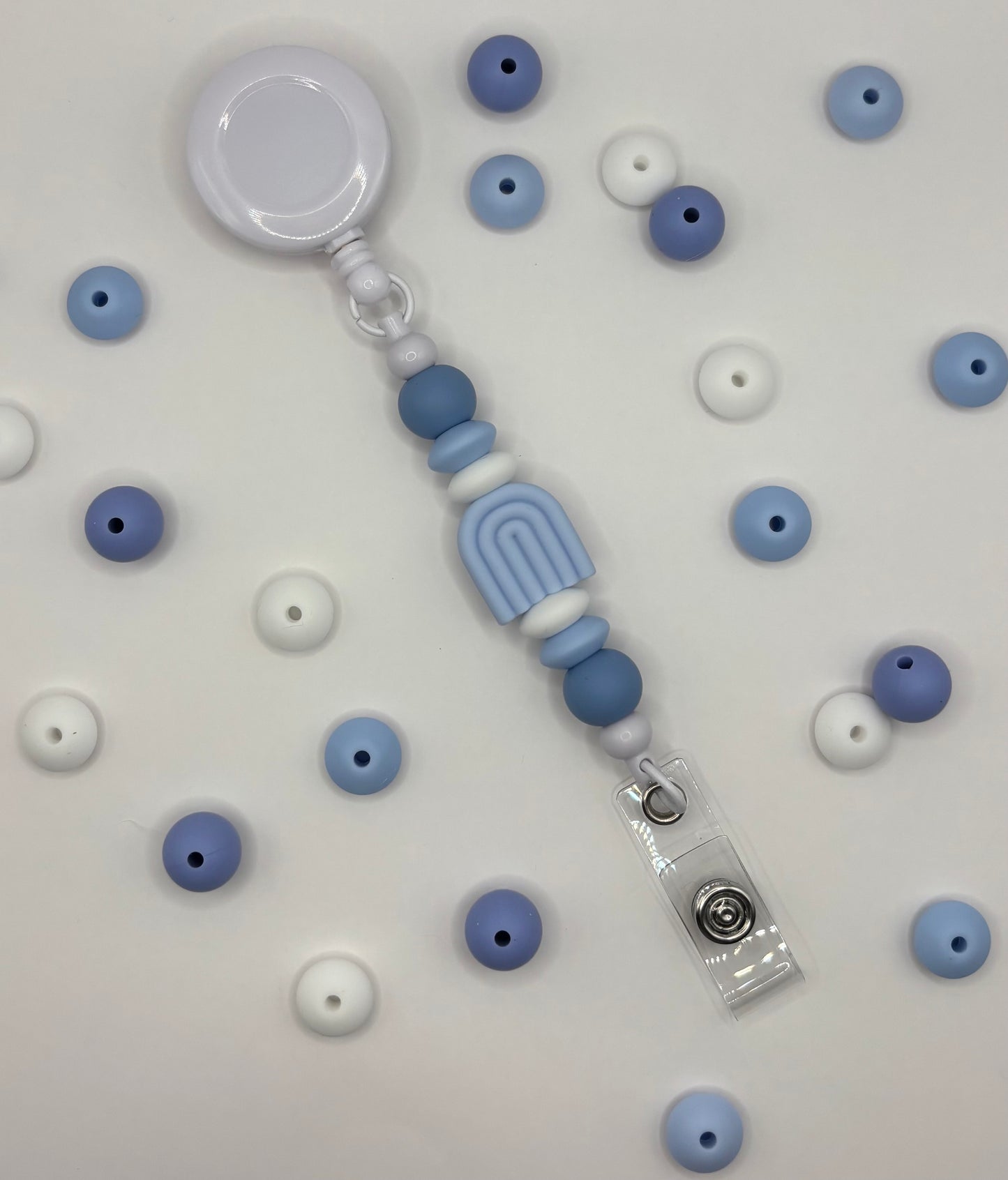 Attache rétractable pour badge