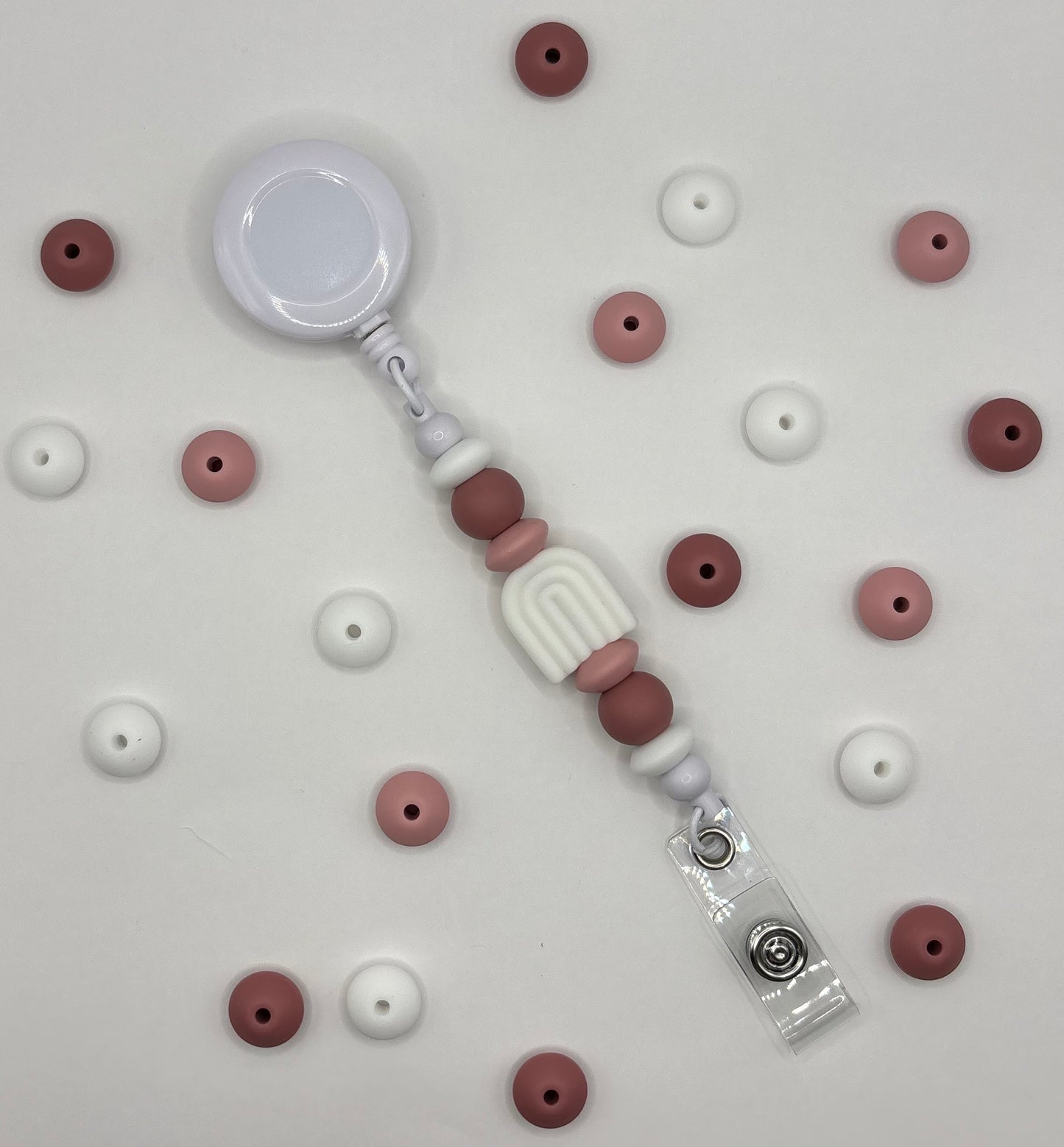 Attache rétractable pour badge