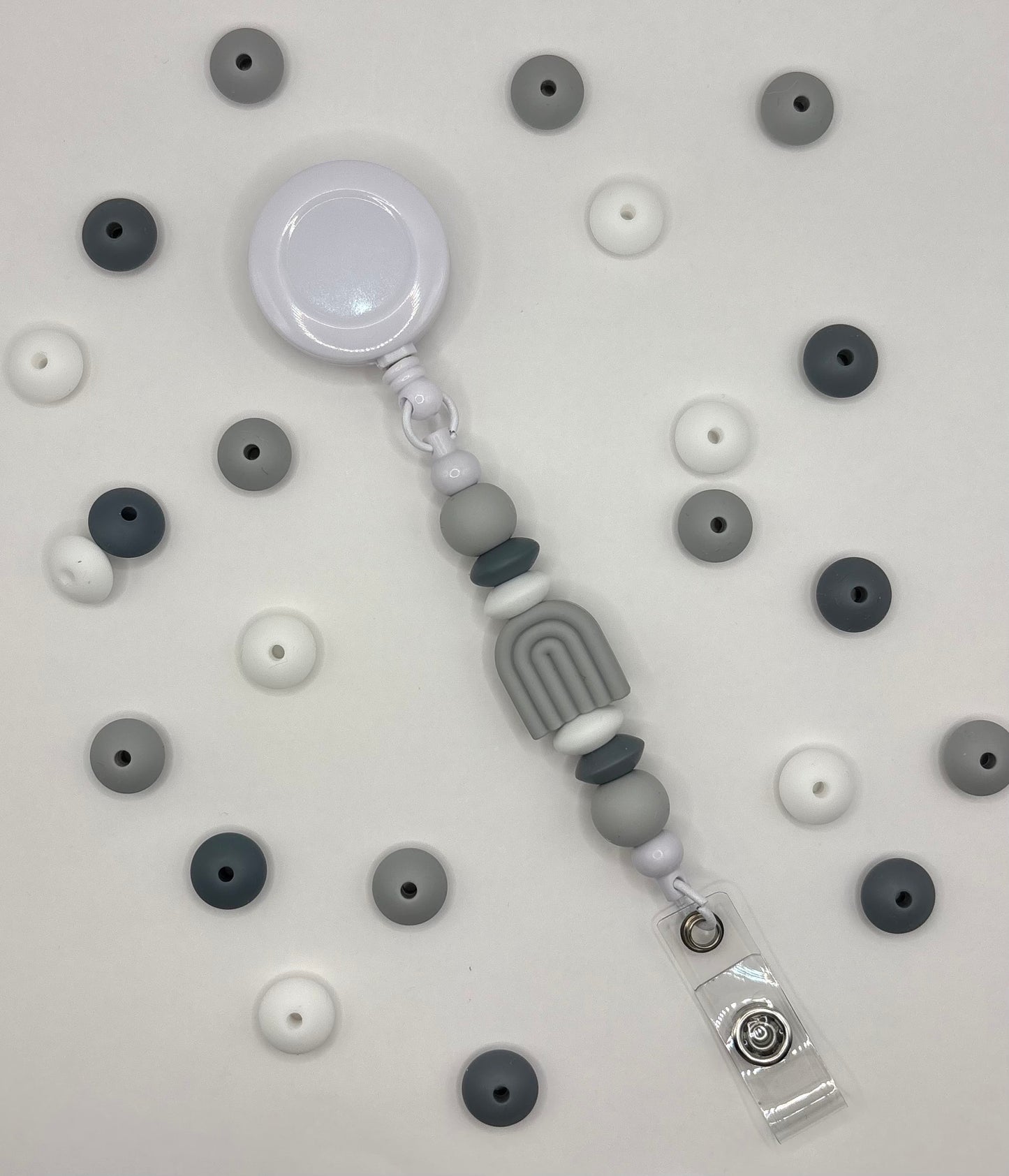 Attache rétractable pour badge