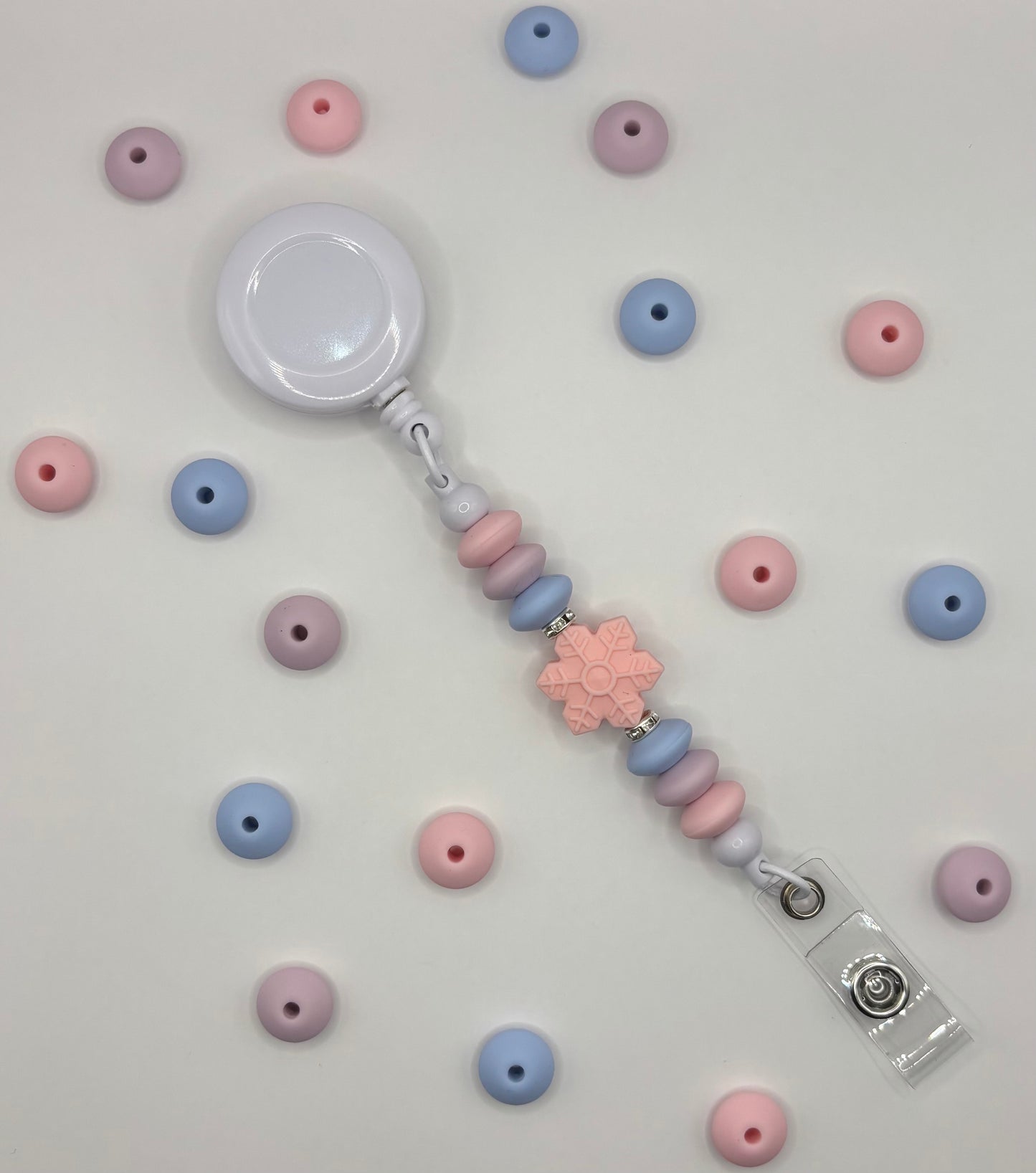 Attache rétractable pour badge