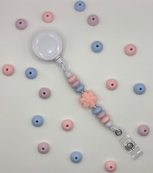 Attache rétractable pour badge